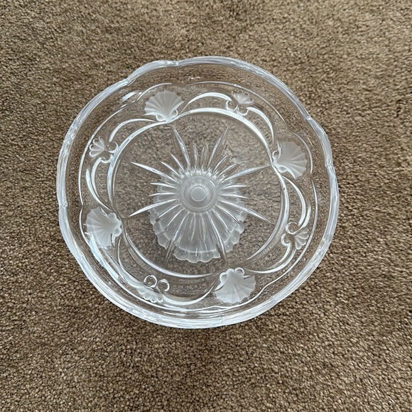 Small pedestal candy dish with shell etchings - Picture 2 of 6